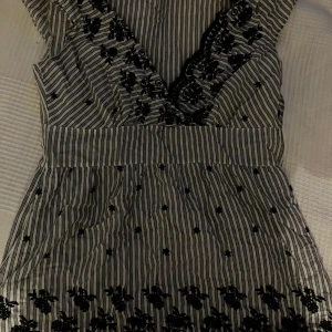 Super söt topp🖤 - En topp jag it använder längre, den är en gammal modell från Gina. Den är ganska tight och är i bra skick. 