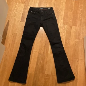 Low Waist bootcut - Crocker jeans i low Waist bootcut 231 modell, sparsamt använda innerbens längd 80cm midjemått 66cm men stretchiga 