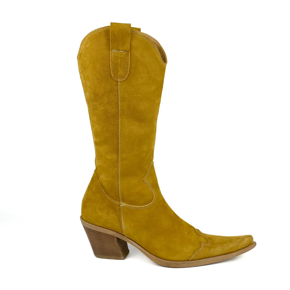 Vintage 90s 00s Y2K Angela C real leather suede pointy toe mid calf cowboy boots in mustard yellow. Few minor marks, scuffs and scratches. Label: 38, fit true to size 38. Ask for full description. No returns.. Skor.