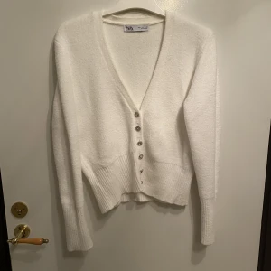 ZARA ulltröja - Den är i jättefint skick, ser ut som ny! Storlek L. Har endast använt ett par gånger. Ullmaterial, varm tröja! Nypris 550