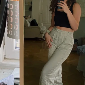 Linnebyxor  - Säljer dessa linnebyxor från NA-KD, helt nya. Jag har normalt sätt storlek 36, fast dessa byxorna är i 34