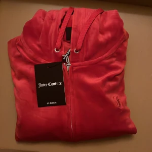 Juicy couture hoodie - En helt ny röd juicy hoodie!!  Säljer då det inte passade mig riktigt. Nypris 1200kr säljer för 1000kr. 