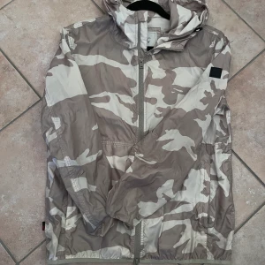 Woolrich windbreaker Storlek-M - Tunn windbreaker från woolrich. Säljes då den blivit för liten. 
