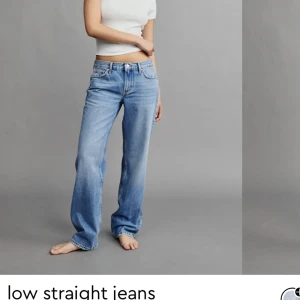 Lågmidjade jeans - Säljer mina fina lågmidjade jeans som bara andvänds ca 2 gånger. Perfekt blå färg och nyskick💙💌 nypris 500, mitt pris 300