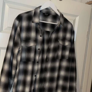 Neuw Overshirt  - Neuw overshirt storlek L  Knappt använd  Köpt för 1800kr
