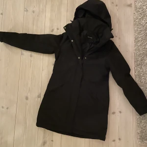 Snygg parkas från Peak Performance. - En fantastiskt snygg och funktionell jacka, knappt använd.