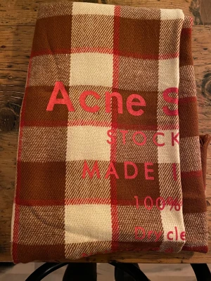 Halsduk ACNE - Acne halsduk Stor & gosig 