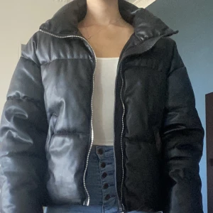 Höst/vårjacka från gina tricot  - Mysig höst/vårjacka i storlek S från gina, säljer för 200 kr innan frakt 🌸