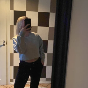 Sweatshirt - Säljer nu min fina ljusgrå sweatshirt från gina som är i väldigt fint skick endast använd 1 gång! 💗💗 Priset går att diskutera  