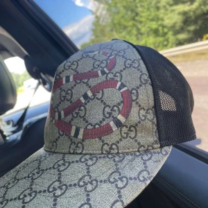 Gucci king snake  - Hej! Säljer min gucci king snake ganska sällsynt. Strkl S box o kvitto finns och dustbag. Skick 9/10! 