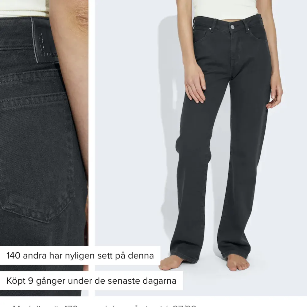 Svarta Lågmidjade jeans som är raka. Använt en gång då dem är lite för stora för mig. Köpta för 600kr. Jeans & Byxor.