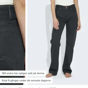 Svarta Lågmidjade jeans som är raka. Använt en gång då dem är lite för stora för mig. Köpta för 600kr