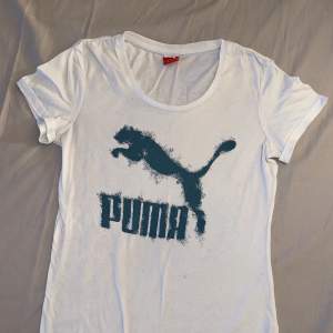 Vit t-shirt med blå/grön puma tryck. 