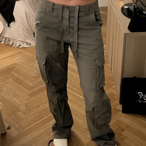 Cargobyxor Luxe to kill  - Gråa cargo från Luxe to kill strl 38. Använda ca 2 gånger så i väldigt fint skick! Köpare står för frakt. 