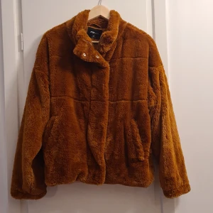 Jacka björn - Oanvänd (!!) supersnygg björnjacka i syntet. Väldigt mjuk och varm. Dragkedja och dragsko.