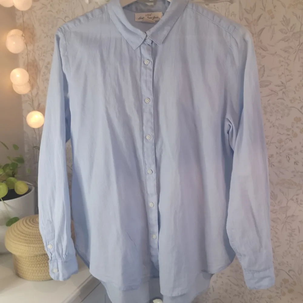 Ljusblå skjorta från H&M. Storlek 40.. Skjortor.
