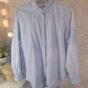 Ljusblå skjorta från H&M. Storlek 40.