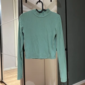 Långärmad topp - En långärmad topp från märket stay i strl s. Fint skick.