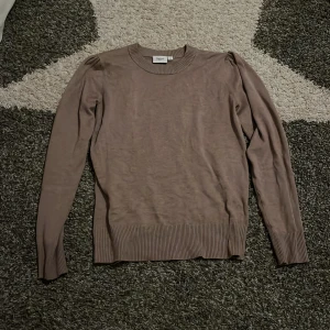 Saint Tropez - Säljer en nästintill oanvänd tröja från Saint Tropez. Fint skick, brun/beige färg och storlek M. Köparen står för frakten!