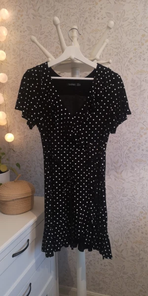 Klänning  - Klänning, svart/vit i prickigt mönster. Storlek 42.