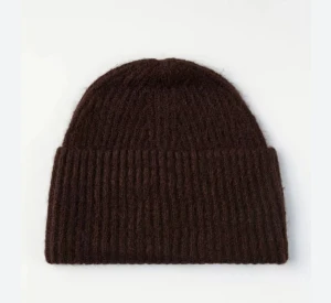 Mössa - En varm mössa köpt från h&m för 199kr men aldrig använts 