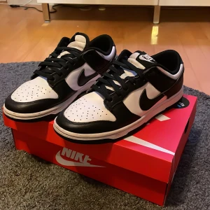 Nike panda dunks  - Har använt dom i några månader men skorna är fortfarande i bra skick. Inga skador på skorna och har kvar lådan. Storlek 41 men passar även 42.