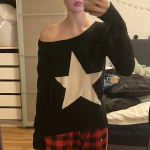 Stickad tröja - Säljer min jätte snygga Hunkydory tröja! Den är i storlek L men passar även M och S! 💫 Köpare står för frakt💛