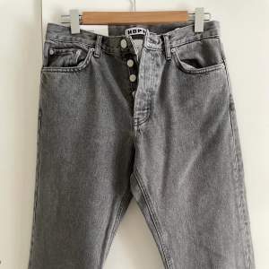 Säljer dessa väldigt eftertraktade Hope Rush Denim jeans i storlek 29. Färgen på byxorna heter bleach grey och säljs inte längre, förr när de restockades såldes de alltid slut snabbt. Helt nya och aldrig använda, med tags kvar. Pris: 1400 kr (retail). 