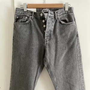 Hope Rush Denim Jeans - Säljer dessa väldigt eftertraktade Hope Rush Denim jeans i storlek 29. Färgen på byxorna heter bleach grey och säljs inte längre, förr när de restockades såldes de alltid slut snabbt. Helt nya och aldrig använda, med tags kvar. Pris: 1400 kr (retail). 