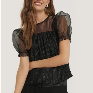 Svart Blus  - Super fin blus från nakd. Storlek 32<3