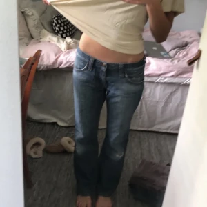 Lågmidjade Nudie Jeans - Lågmidjade Nudie jeans från tidigt 00-tal! Har ett litet hål på knät som tillhör designen. Skriv för fler bilder💗Innerbenslängden är 76 cm☺️BUD ÄR BINDANDE!!