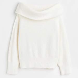 säljer denna vita stickade tröjan då den inte kommer till användning mer. Bara att höra av sig vid intresse eller önskan av fler bilder💗