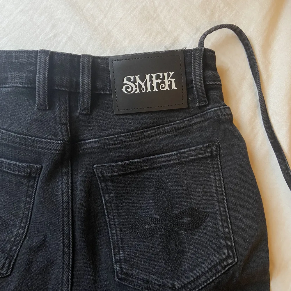 Skit snygga jeans från SMFK, tyvärr för stora för mig, helt nya och oanvända. Nypris 2000kr🖤 Mått från hemsidan: midja: 65cm, höft: 84cm, längd: 107,5cm. Jeans & Byxor.