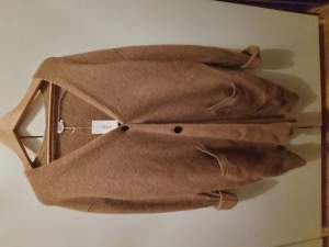 Så fin Cardigan i ull från Filippa K. Helt ny med prislappen kvar, storlek M. Färg: Nougat Mel.  Nypris: 1900kr