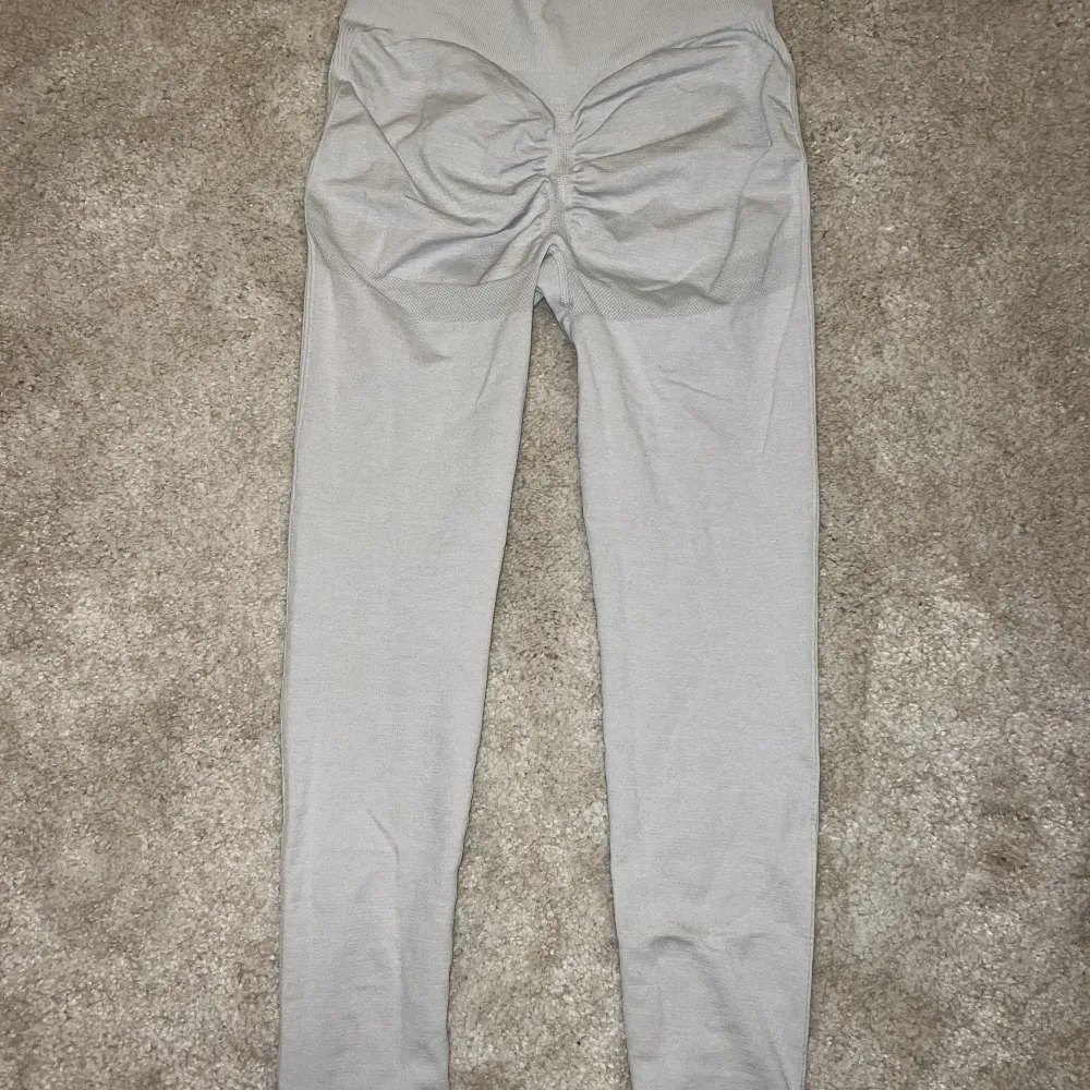 Tränings tights storlek xs  Färg beige/ grå. Jeans & Byxor.