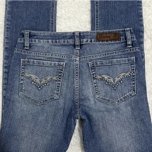 jeans - säljer dessa jeans i storlek 29 då jag köpte de här på plick men de tyvärr var för små! hör av er vid frågor eller fler bilder! 💞