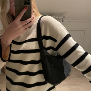 Väska  - Säljer min fina handväska från Gina tricot. Den är endast använd ett fåtal gånger och är i nyskick. Väskan är i perfekt storlek för att förvara vardagliga artiklar som mobil nycklar mm. i 💞💞