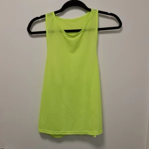 Sport linne  - Genomskinglig sport linne, supersnyggt med en svart eller vit sport topp under.  Storlek s/m på dem. Har 3 st av dessa, en lila, en svart och en neon gul. Paketpris går att ordna, pris går att diskutera.