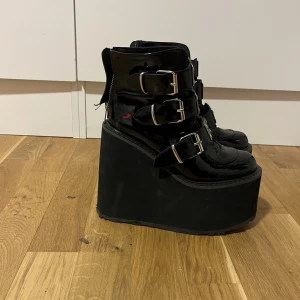 Demonia swing-105, storlek 37 - originalpris 1700kr,  är endast använda fåtal gånger.
