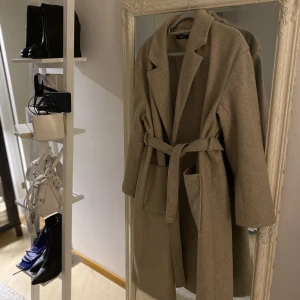 Kappa - Beige kappa i strl 40 från Gina i jättefint skick. 