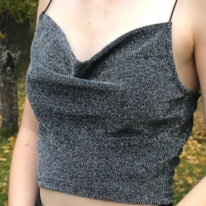 Glittrig nyårstopp - Glittrig kort topp. Perfekt till nyår. 🎇 Säljes i fint skick.
