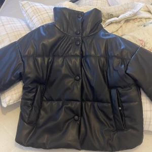 Jacka - Säljer nu min jacka som är köpt i september som ej kommit till andvändning, perfekt skick. Nypris 799kr  Säljer för 400kr pris kan diskuteras vid snabb affär🥰