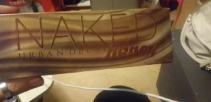 Urban decay naked honey palette - Helt ny oöppnad och oanvänd (nypris 576kr)  12 olika nyanser innehåller en rad gyllene neutrala färger i matt,metallisk ock skimrande. Komplett med en ögonskuggeborste me dubbla ändar.
