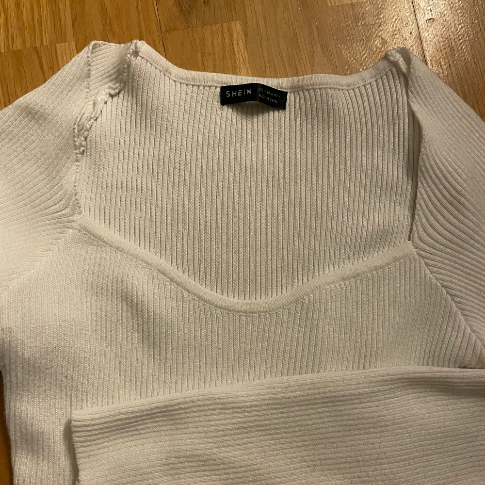 Ribbad vit långärmad tröja från shein, då den blivit för stor så kommer den inte till användning. Använt kanske max fyra gånger! . Stickat.