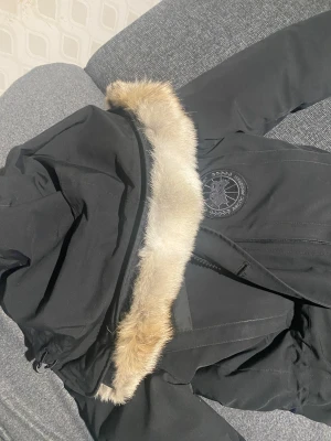 Macculloch Parka Black Label - Hej, köpte denna 2019. Storleken är S och den är fortfarande större  än mig. Använt den 1 vinter och den har sedan dess legat i garderoben. Finns kvittot med. Köptes för 11000 och pris kan diskuteras. Kemtvättas innan den skickas på köpet.