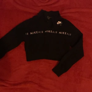 Nike Croptop  - En skön Nike tröja med dragkedja på halsen.