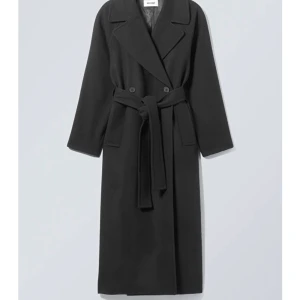 Kappa Kia Weekday - Säljer en svart, oversized kappa från Weekday (slutsåld på hemsidan). Den är oanvänd med prislapp kvar pga att jag glömde att returnera den i tid. 