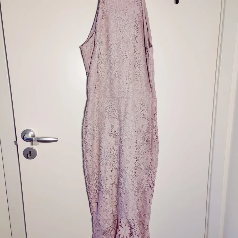 Rosa klänning från Bubbleroom endast använd en gång . Klänningar.
