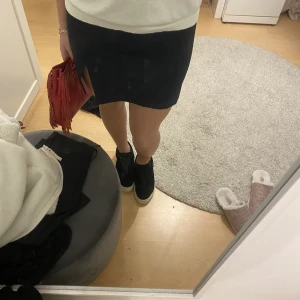 Minikjol - Säljer en marinblå kjol med slits i storlek 34! 80kr+frakt