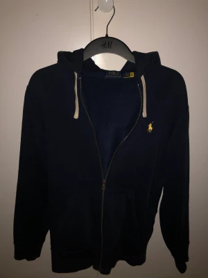  Ralph Lauren kofta - Säljer min mörkblåa Ralph Lauren, hör gärna av er för mer info.